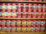 حملة تنزيلات على المواد الأساسية والمعلبات في سوق يافا للخضار والفواكه 